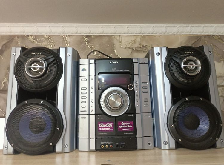 Продам музыкальный центр SONY , оригинал, нужно приделать USB и будет