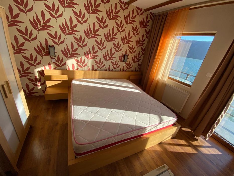 Vand mobilier hotelier (pat saltea dulap TV)