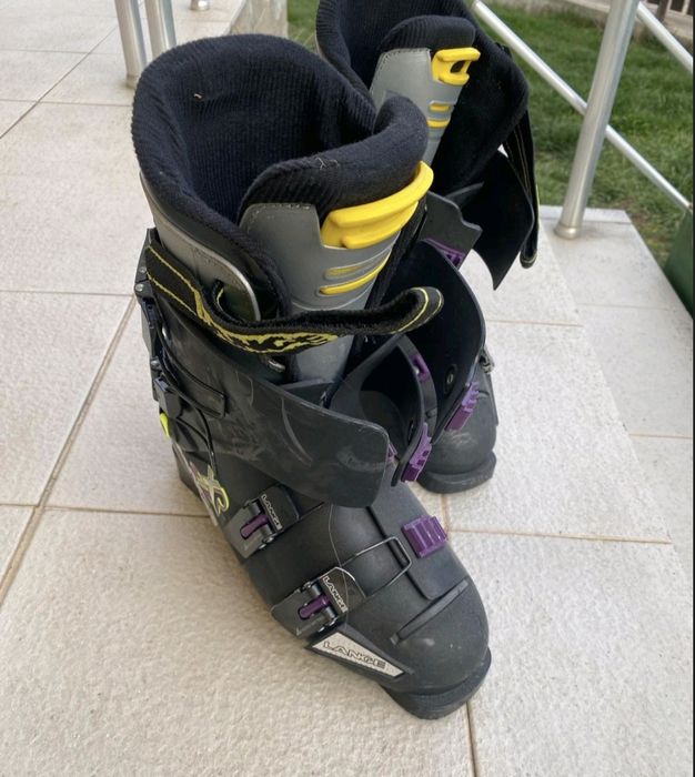 Ски оборудване - обувки, ски и щеки