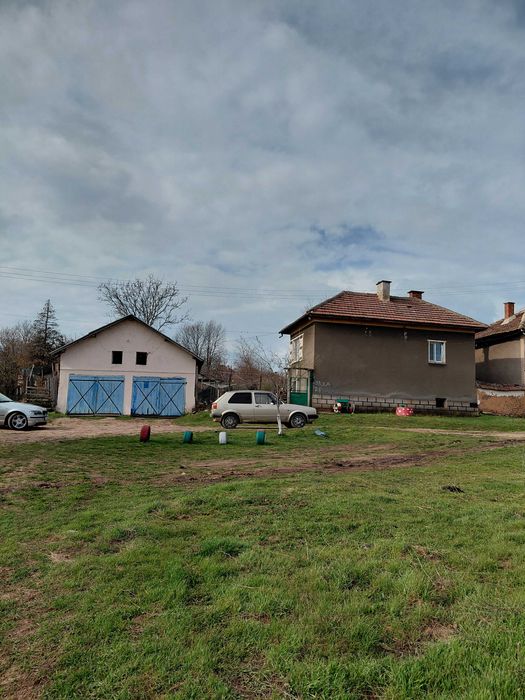 Двоетажна Къшта 2 гаража къшта с бания геран и други построики