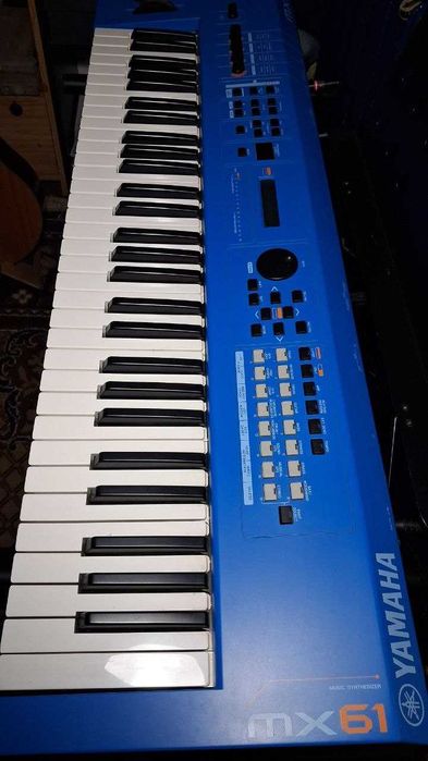 Продам синтезатор Yamaha MX61 BU