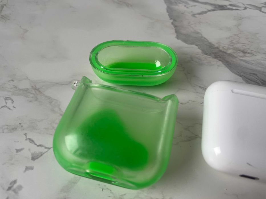 Оригинални Apple AirPods 2 (почистени) + 3 Кейса (2 светещи в тъмното)