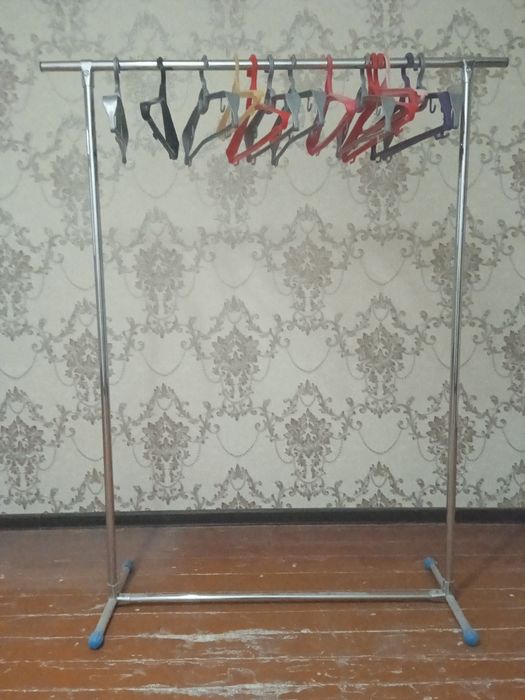 Продается вешалка для одежды в отличном состоянии