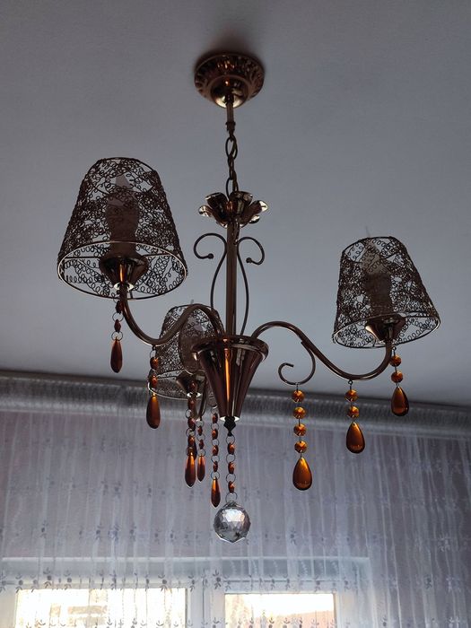 Продам люстру в отличном состоянии