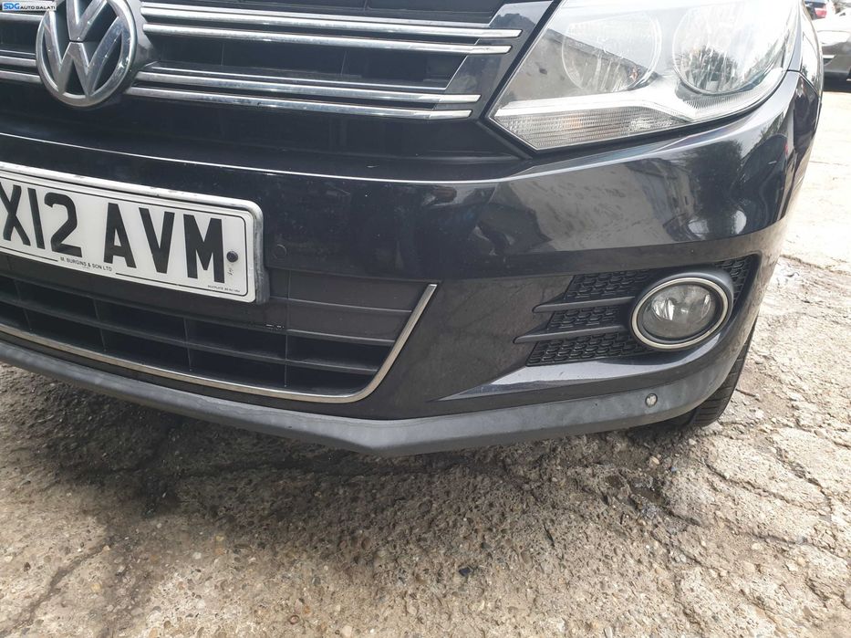 Bara Spoiler Fata cu Locas Senzori de Parcare cu Grile Proiectoare FARA Grila cu Emblema Volkswagen Tiguan FL Facelift 2011 - 2015 Culoare LC9X [K7787]