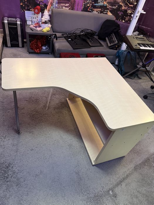 Г-образно бюро.