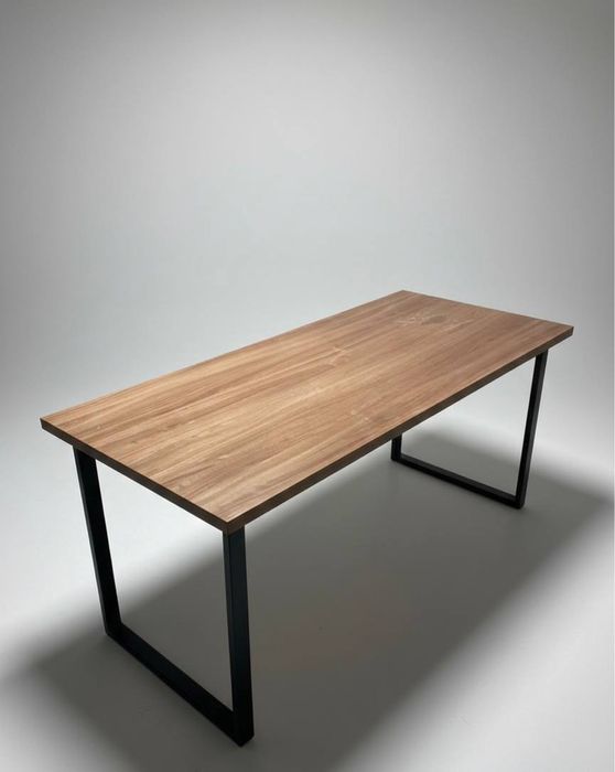 Стол деревянный коричневый