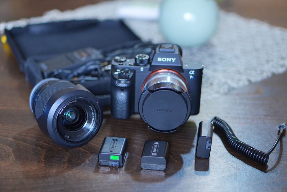 Sony a 7 S II + 2 обектива + 2 батерии + микрофони