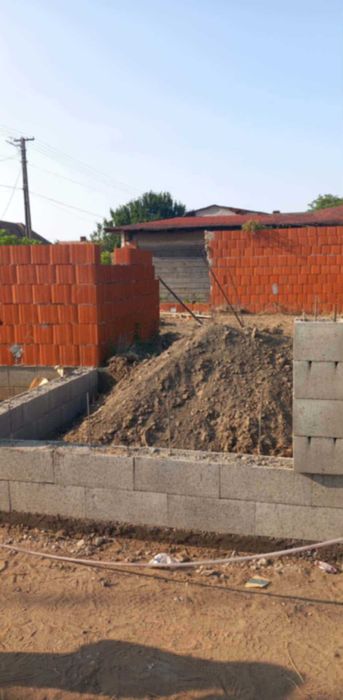 Casă în construcție și teren