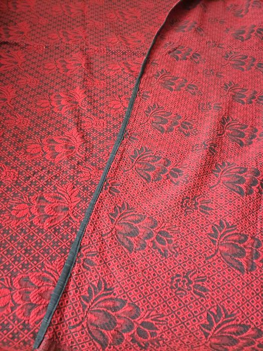 Вълнена покривка за легло,нова в отлично състояние.Два губера .