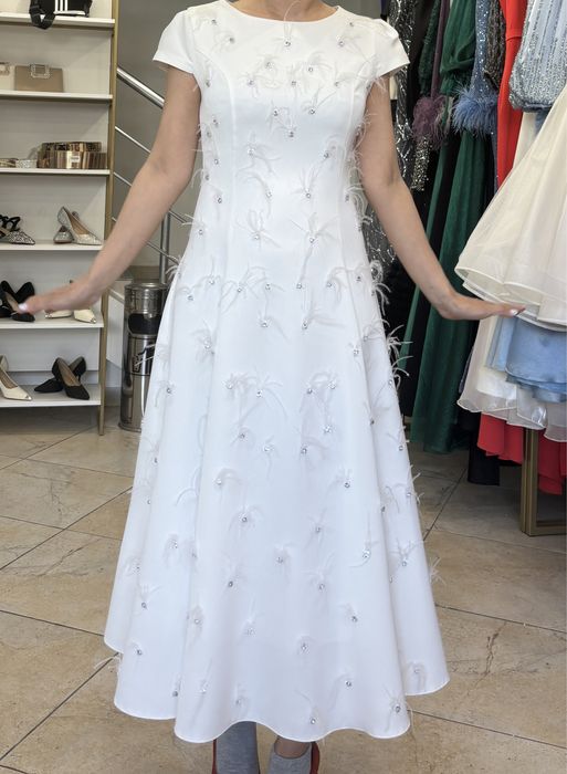 Продается белое платье длины миди