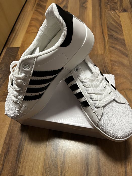 Adidasi dama ! Noi la cutie in doua culori