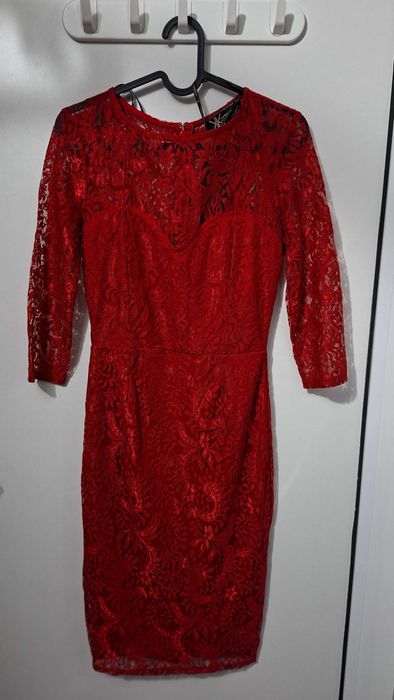 Елегантна червена дантелена рокля – Kardashian Kollection for LIPSY