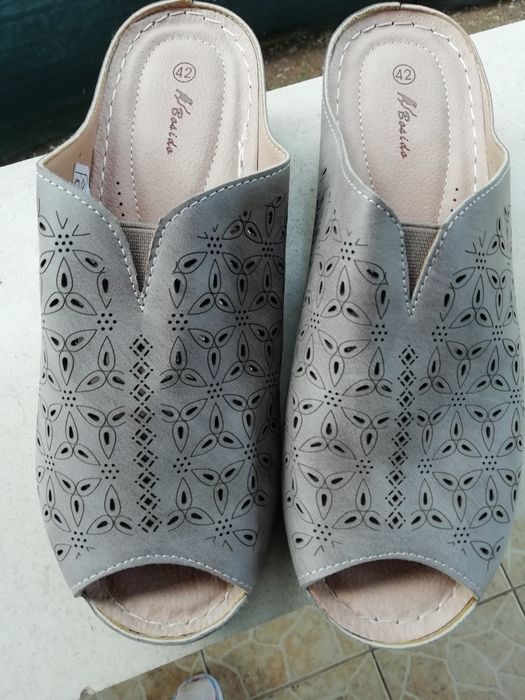 Нови чехли светлосиви