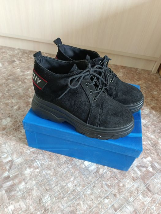 Продам ботинку 39 размера