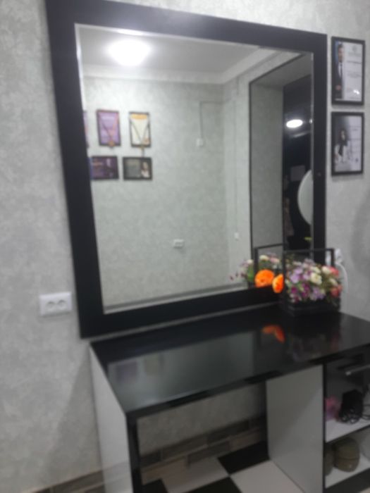 Парикмахерское зеркало и стол