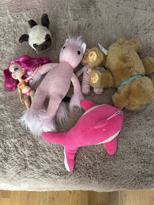 Плюшени играчки и кукли