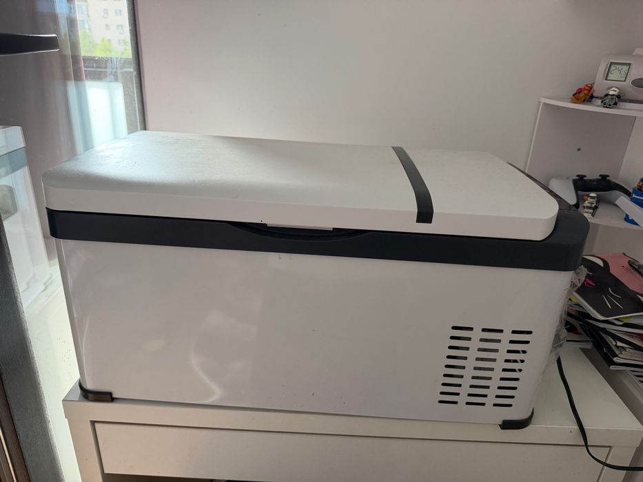 Vând frigider auto portabil cu compresor. Are ecran tactil care afișează temperatura.
