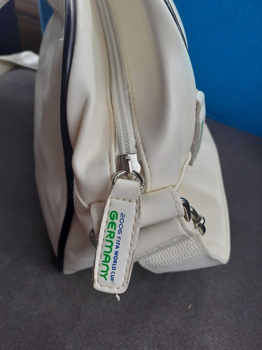 Чанта от световното първенство по футбол 2006 И мъжка кожена чанта.