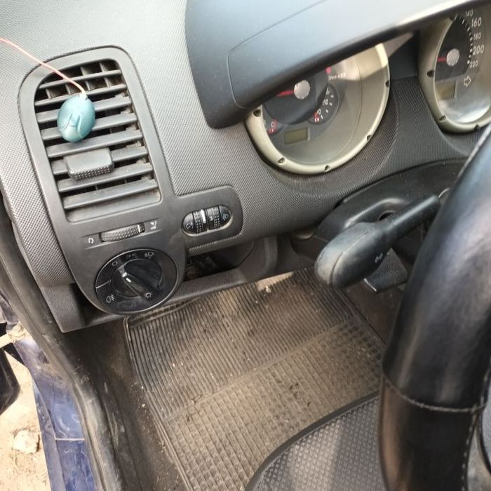 Dezmembrari  VW POLO (6N2)  1999  > 2001 1.4 Benzina