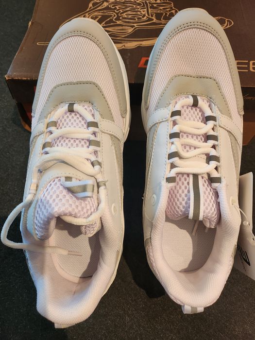 Чисто нови маратонки