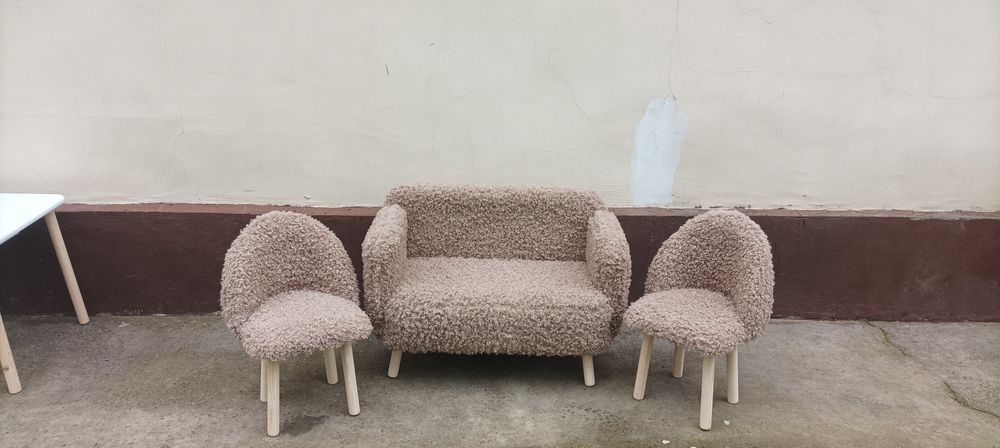 Комплект детской мебели. Стол и 2 стула