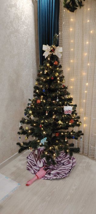 Елка с игрушками и росой