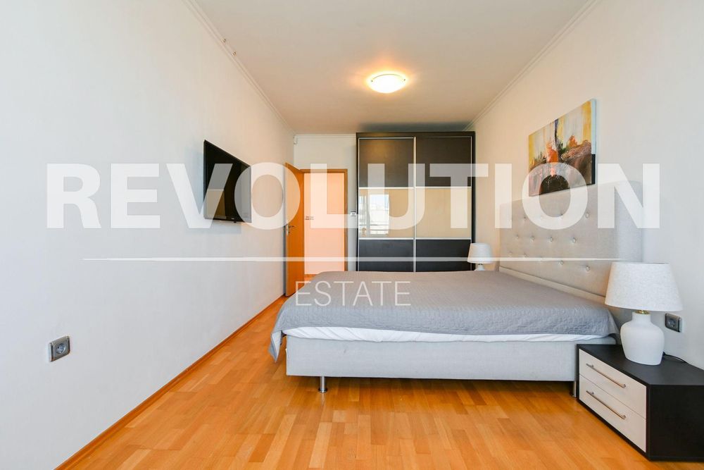 Дава се под наем Четиристаен апартамент в София, Лозенец - 202 кв.м за 2300 € - Снимка #10