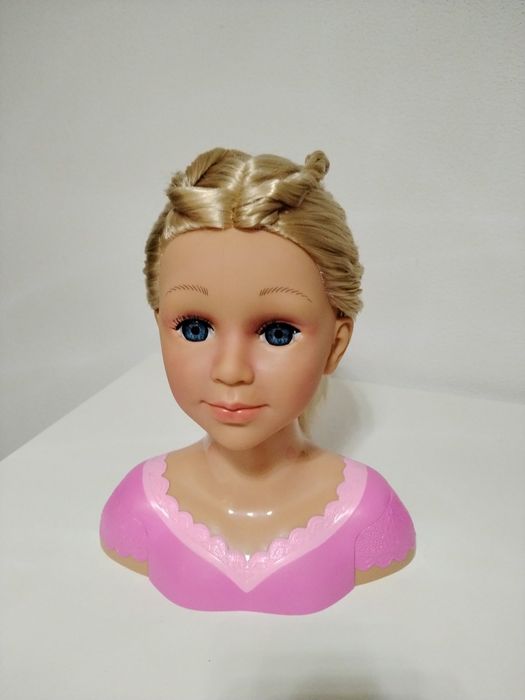 Модел за прически и грим с аксесоари