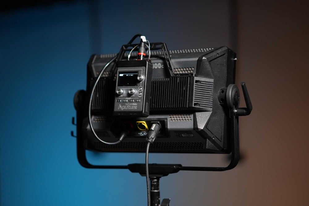 Свет Aputure Nova P300c