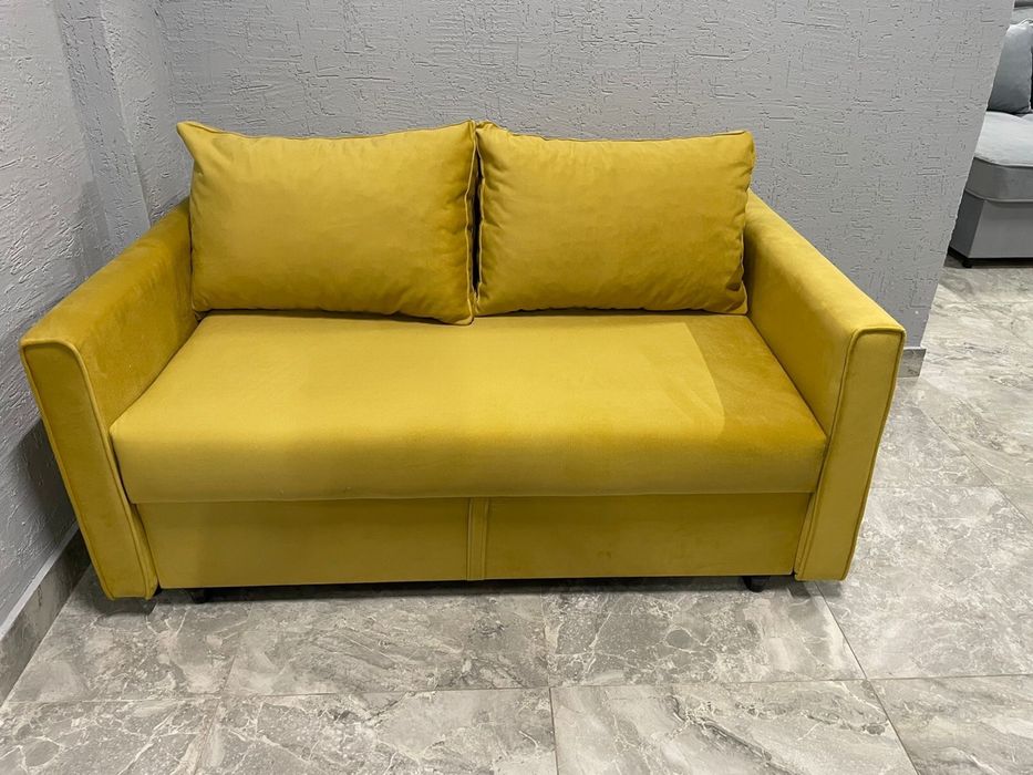 Желтый диван для детской