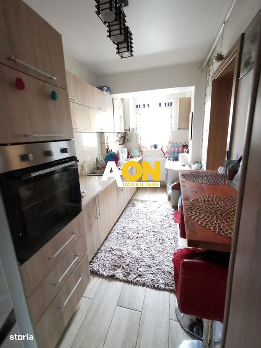 Apartament 3 camere, Cetate, etaj intermediar
