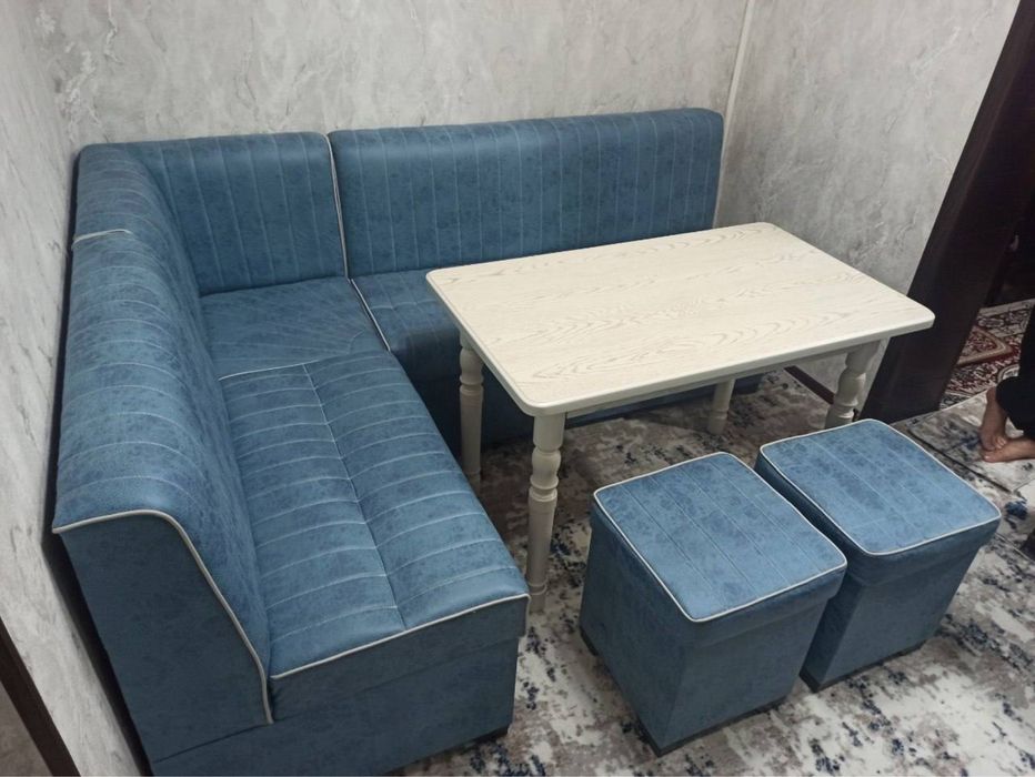 Ошхона учун уголок мебел +стол+ 2 та пуфик