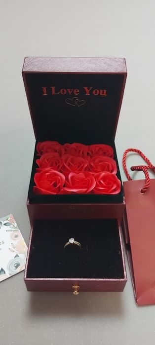 Cutie cadou cu flori de spuma