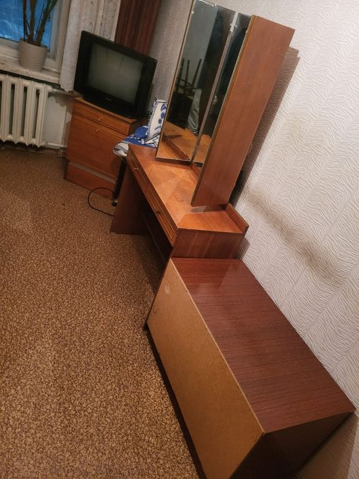 Б/у диван, стенка, тумбочка, трюмо, палас