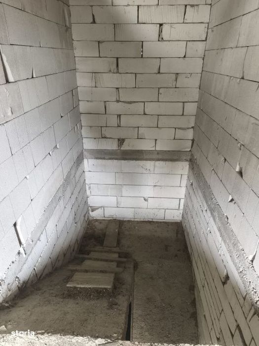Duplex la rosu, 4400 mp teren, Siret