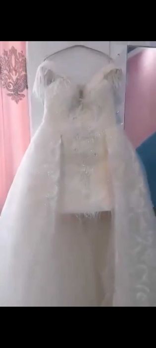 Офицялна бяла рокля отпред късо отзад с шлейф прекрасна 350лв