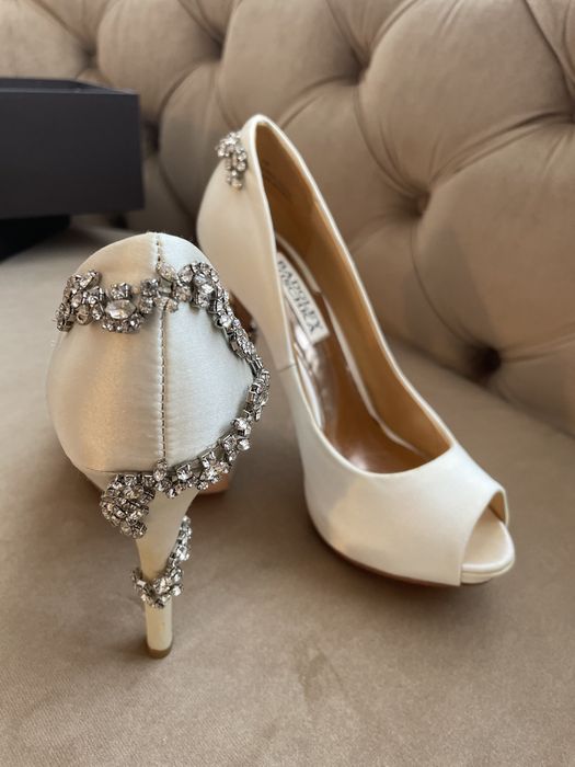 Pantofi de mAtase noi marime 36 Badgley Mischka