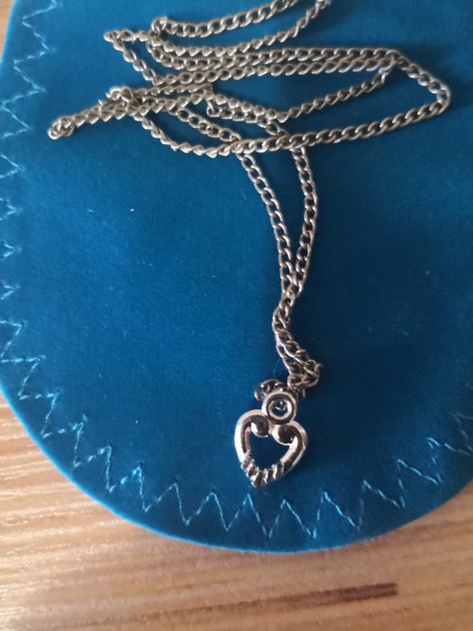 Продавам,

малък нежен сребърен, дамски, медальон с синджир-20лв.