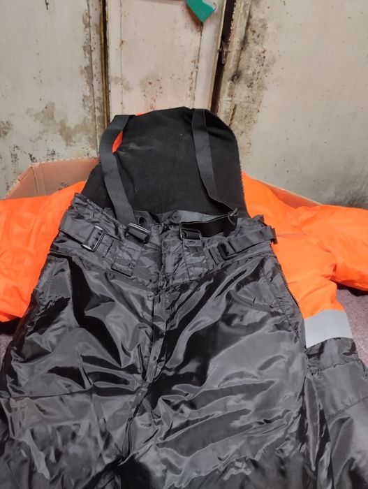 Продам зимние куртку со штанами