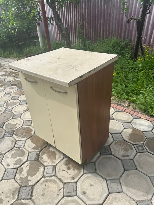 Шкаф с ручками и дверцой