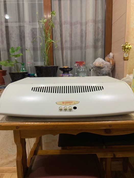 Gaz plita va vitechka sotiladi srochno