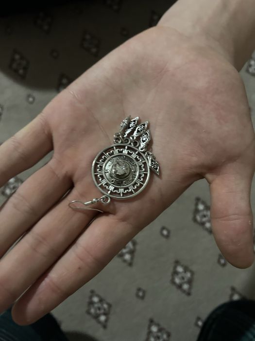 Стильные серебряные урашения в отличном состоянии.В комплекте серги