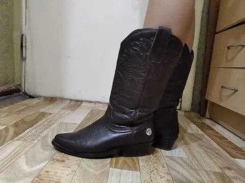 Срочно продам кожаные сапожки.