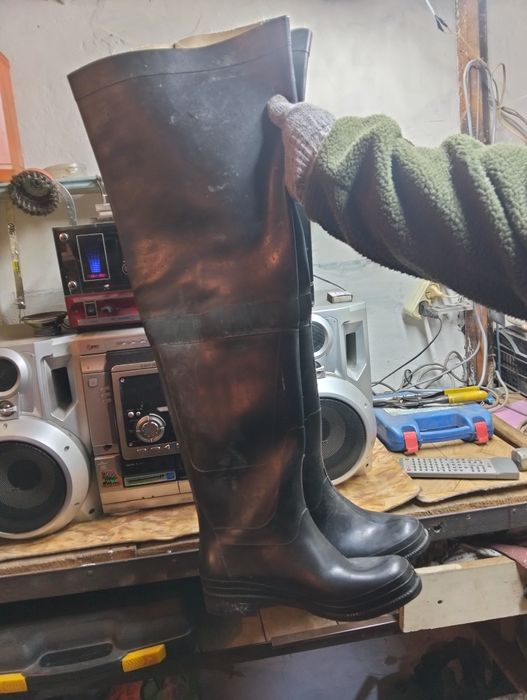 Продам сапоги болотник в идеальном состоянии одевали один раз рз 41-42