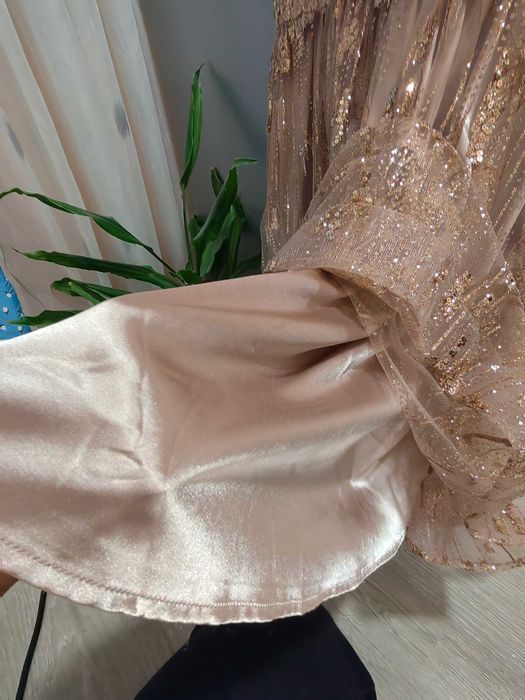 Официална рокля със златисти пакети.