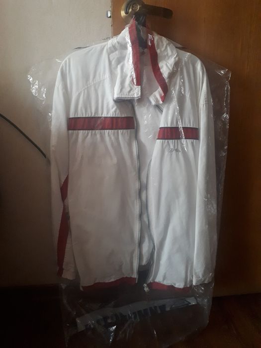 Спортивный костюм  женский с  отстёгиващимся капюшоном