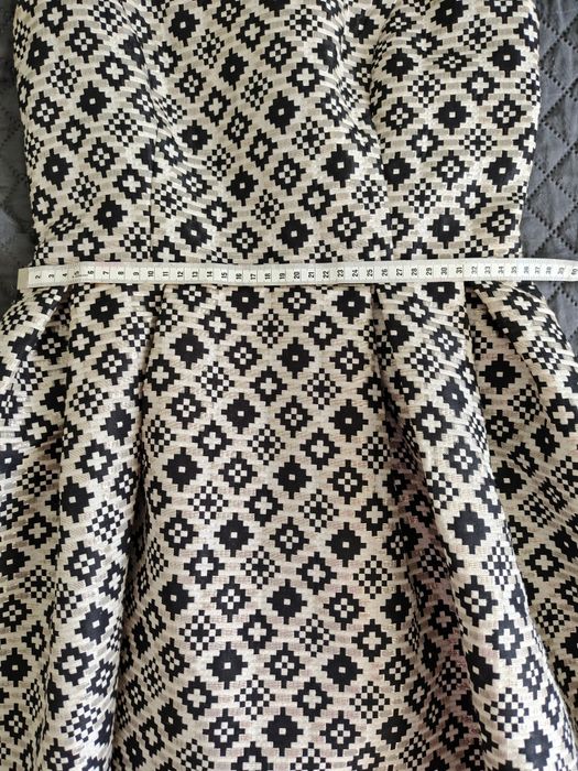 Rochie Reserved mărimea 36 – elegantă, imprimeu geometric alb-negru