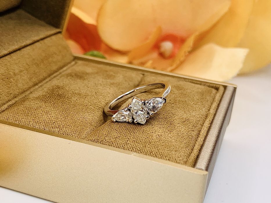 Роскошное золотое кольцо с чистейшими бриллиантами