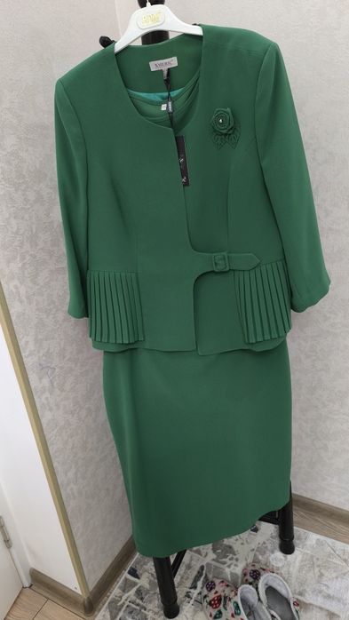 Новый офисный костюм с юбкой